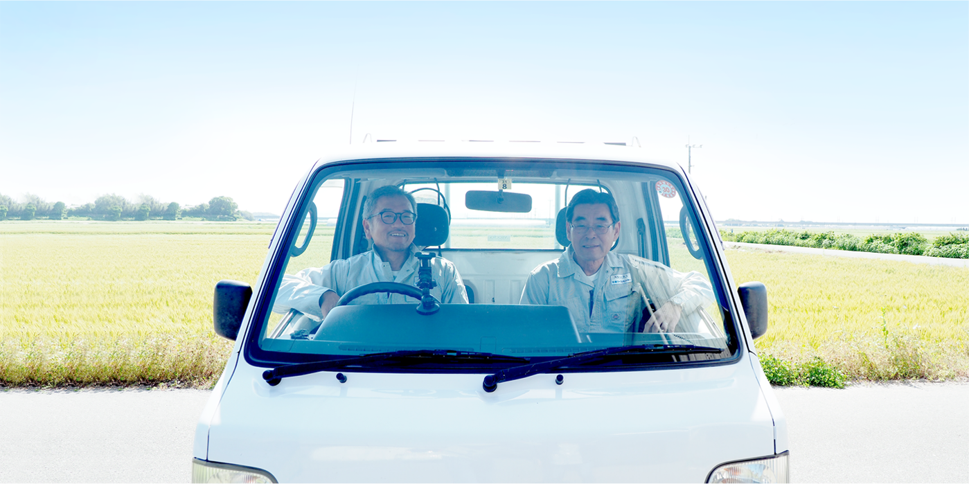 軽トラックと田んぼの写真